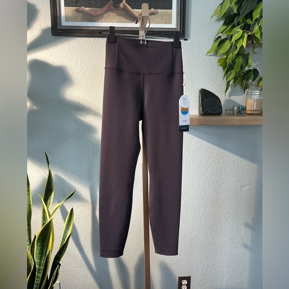 Vuori | Evolve Legging in Sangria - Picture 5 of 10